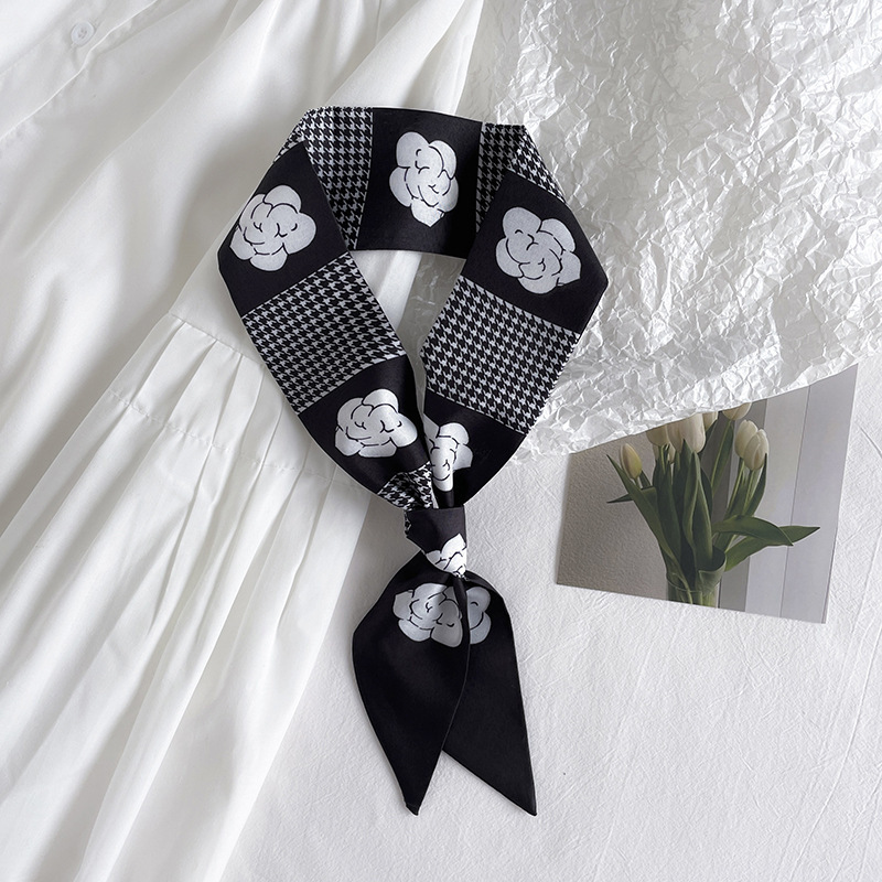 Черно-белая камелия с прострочкой