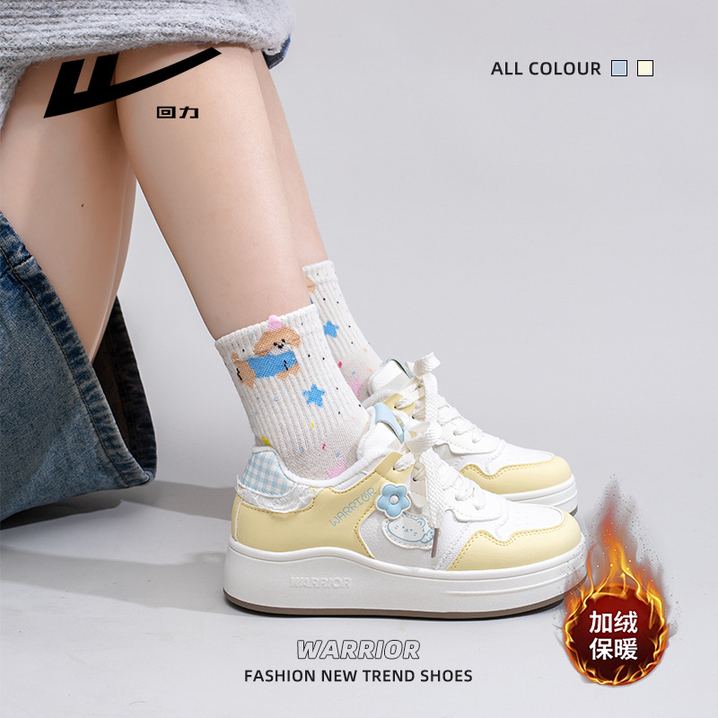Zapatos de suela gruesa de vello de invierno nuevos zapatos de skateboard de color universal zapatos de algodón calentados cómodos zapatos casuales de viaje diario