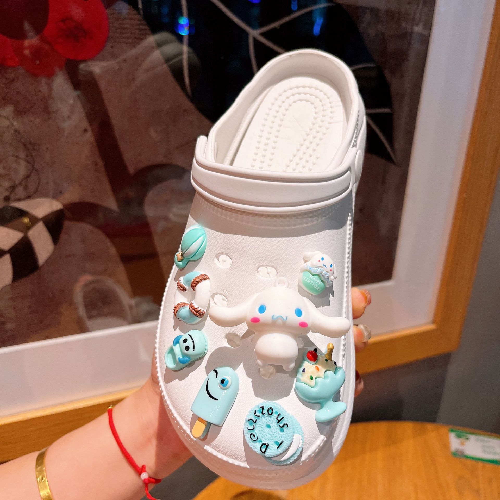 Diy nuevo agujero zapatos vibración luz intermitente LED zapato flor niños de dibujos animados decorativos Sanrio zapato tridimensional hebilla CRO lote