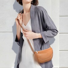 头层牛皮单肩斜挎女包时尚百搭特色贝壳包软真皮拉链新月包