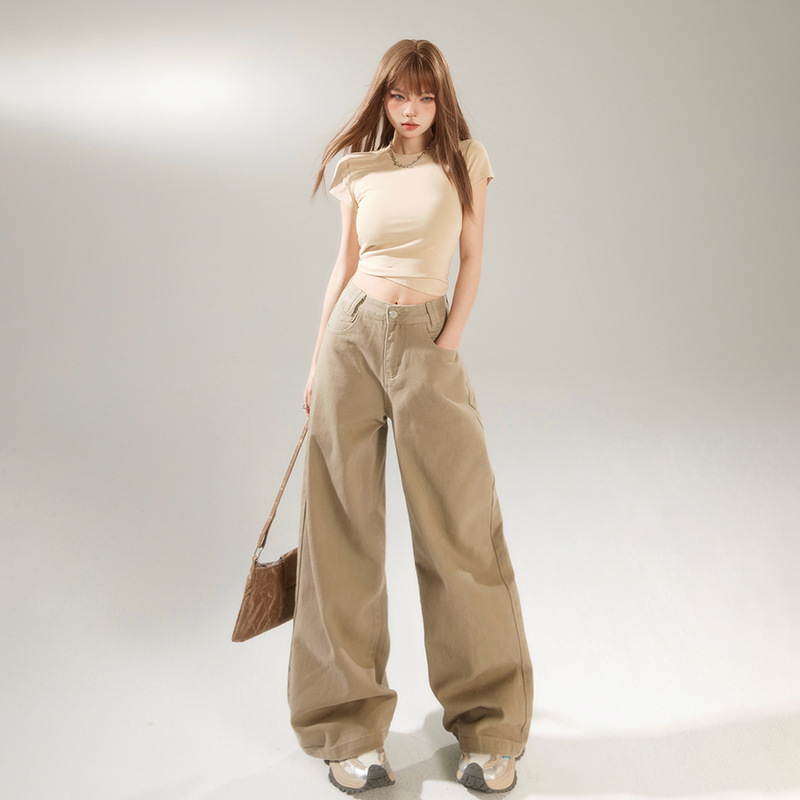 アメリカのロングウエストのゆったりとしたワイドパンツと春夏のレトロなカーキ色のストレートジーンズの女性が国境を越えている|undefined