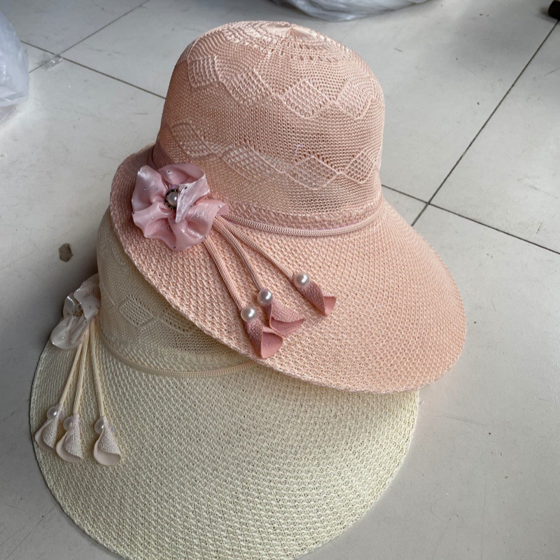 Summer beach sun hat solar-powered
