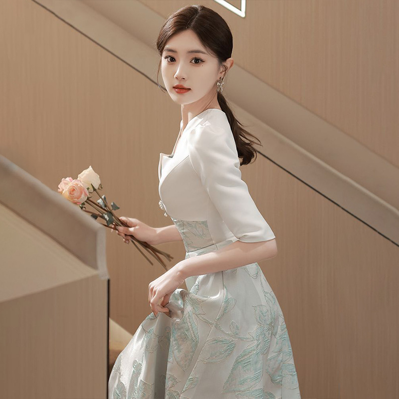 晚礼服女2025新款长款高级感高端轻奢小众年会白色连衣裙V领刺绣