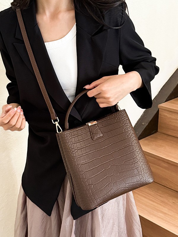Comercio extranjero transfronterizo venta caliente cocodrilo bolso de cubo de mano mujer 2026 sensación de alto nivel europeo retro bolso de mochila image 3