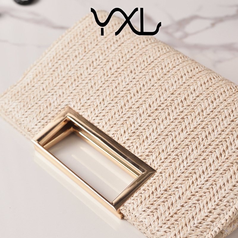 2025 nuevo bolso tejido de paja transfronterizo exclusivo, embrague de hardware con hebilla cuadrada de alta gama, bolso de cena simple europeo y americano, bolso de color sólido