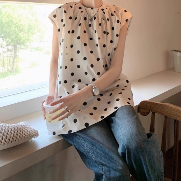 Round Neck Polka Dot Sleeveless Shirt for Women 2025 Summer New Style with Slit Design, Loose and Versatile, Trendy Top with Small Flutter Sleeves