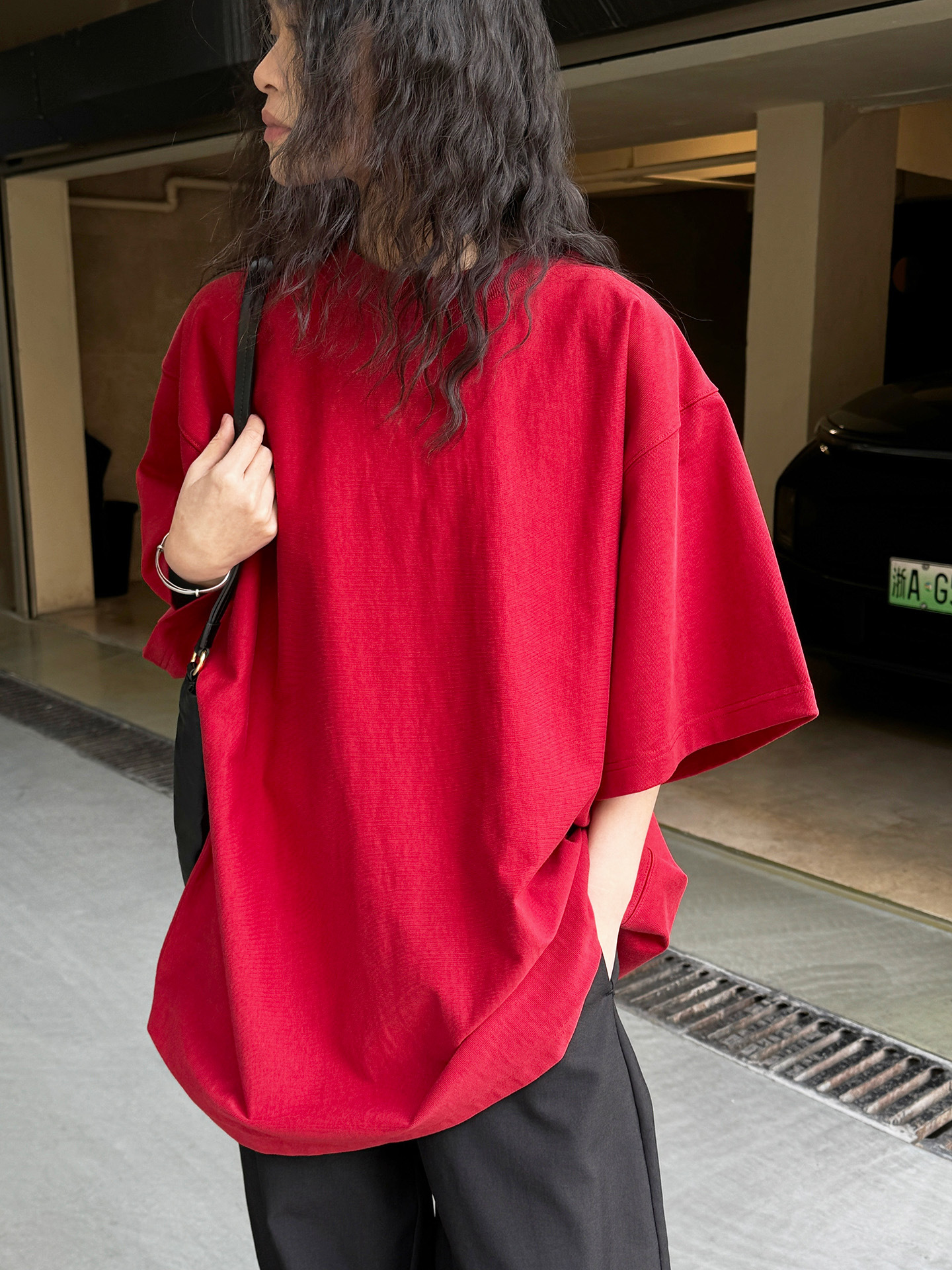 ルーヴル春の新型アメリカ風シンプル基礎モデル純色oversize落肩tシャツカジュアル百合上着女