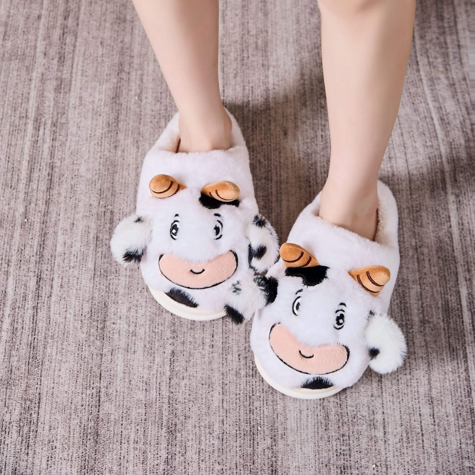 Zapatillas de casa cálidas de invierno, pantuflas de algodón antideslizantes para interiores para hombres y mujeres con cubierta de talón, zapatos de algodón de felpa de vaca pequeña