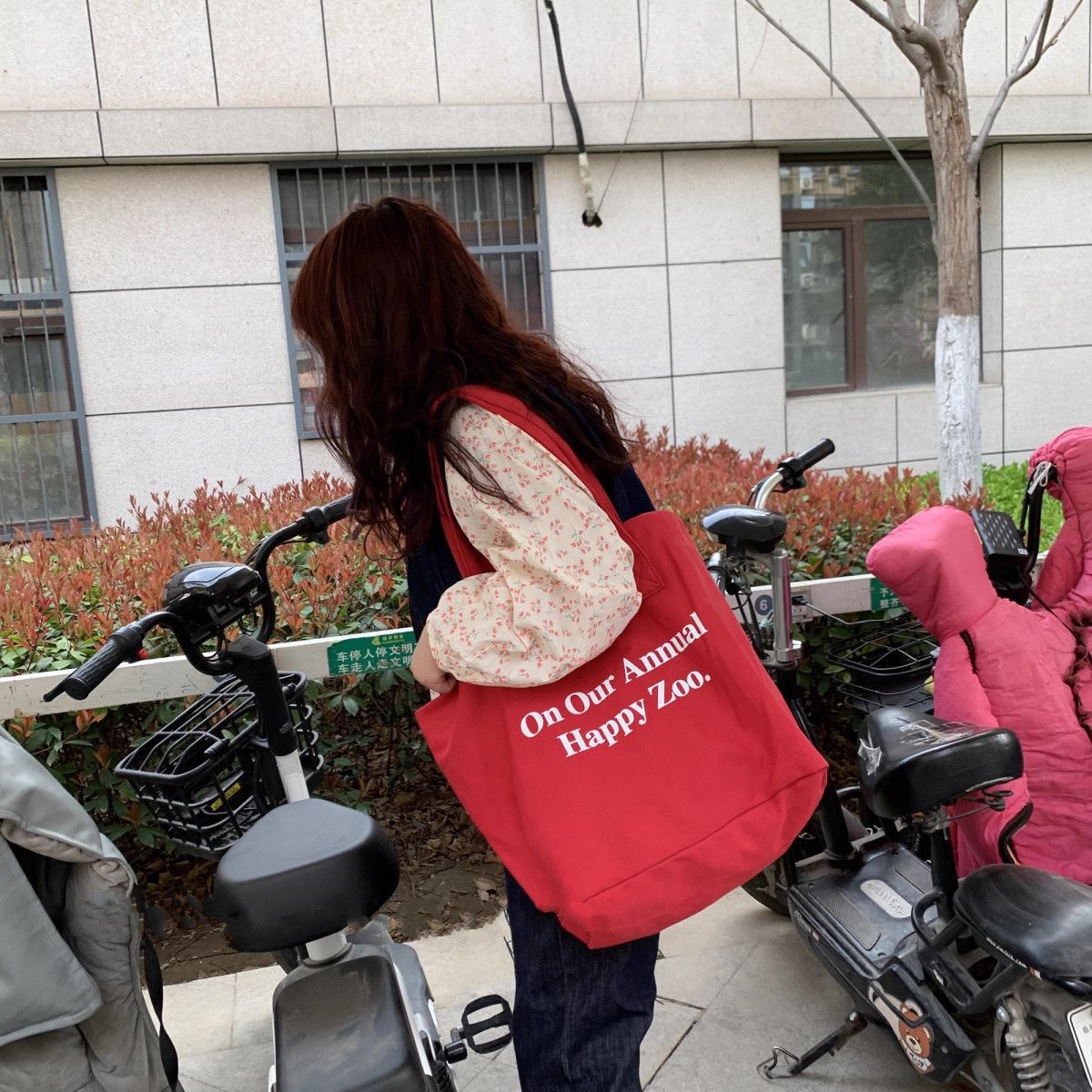 Red personalized casual tote bag, niche letter single-shoulder bag, mommy bag, retro large-capacity commuting canvas bag undefined