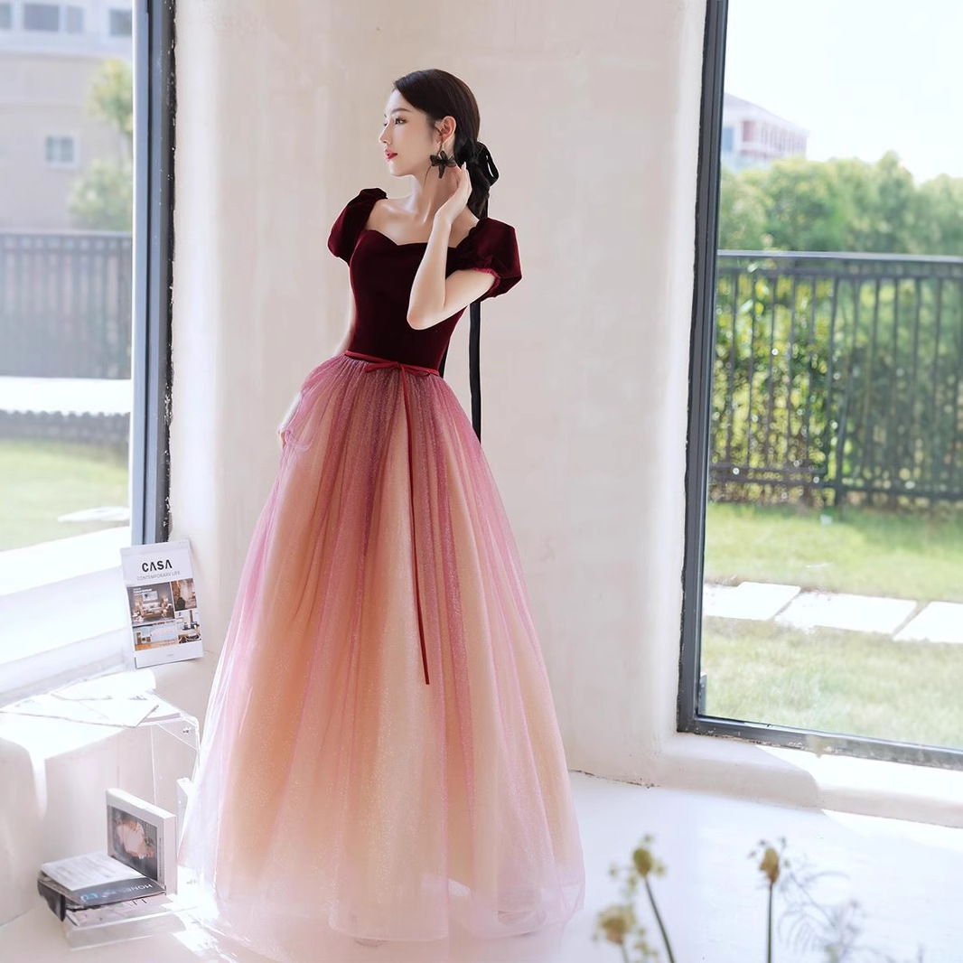 Vestido de novia de terciopelo estilo Hepburn para el verano 2026, nuevo modelo petite, estilo princesa, para compromiso, fuente de suministro. image 1