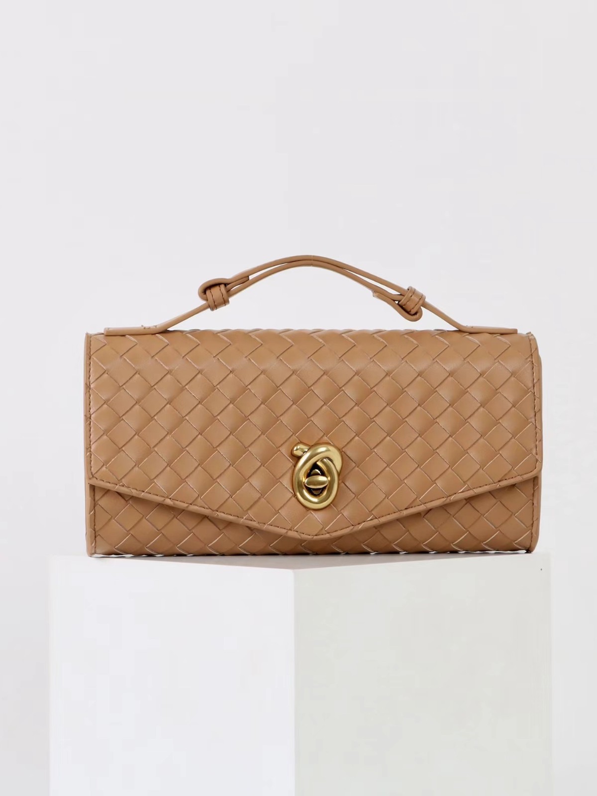 New Style Cowhide Woven Bag, Fashionable Horizontal Handbag, Genuine Leather Crossbody Small Bag with Lock Buckle, Quilted Solid Color