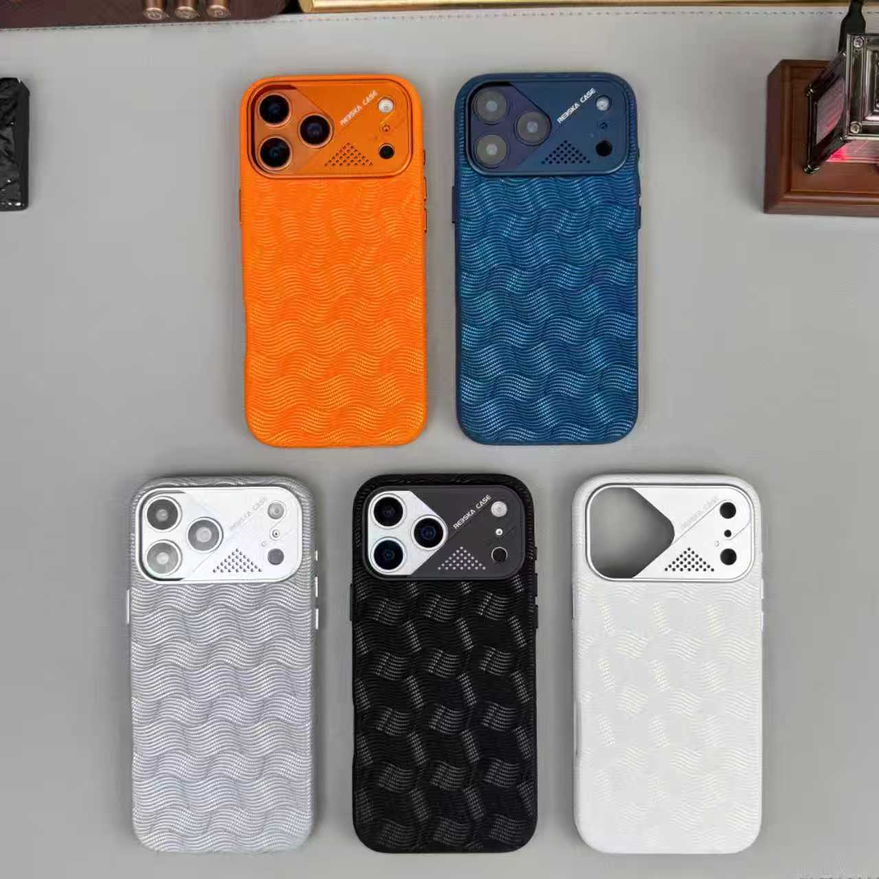 适用iPhone17promax手机壳皮革磁吸金属镜框皮革16强磁吸保护套15