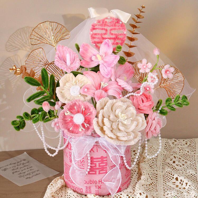 ツイストな花束の手作りの材料を包んで、バラを抱いて桶の花を抱いて彼女の親友にプレゼントします。|undefined