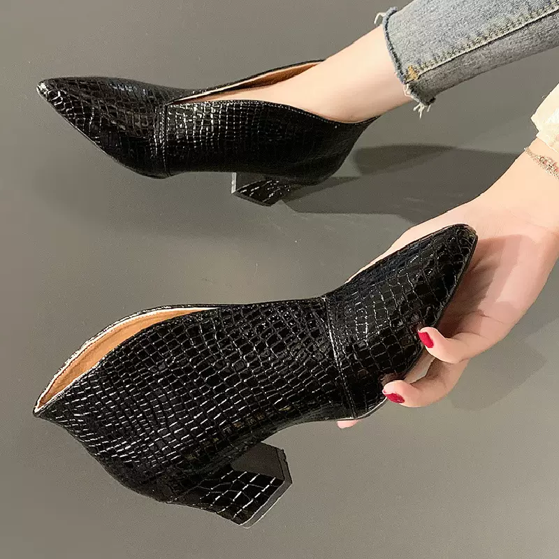 V口短靴女2021秋冬新款欧美时尚尖头压花粗跟马丁靴Women&#39;s boots