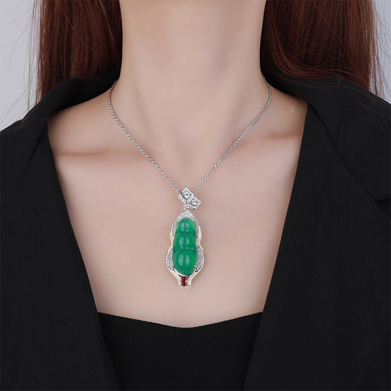 Otoño e Invierno nuevo estilo Zhuang Sheng joyería S925 plata Venta caliente Calcedonia verde cuatro estaciones frijol colgante collar para mujeres