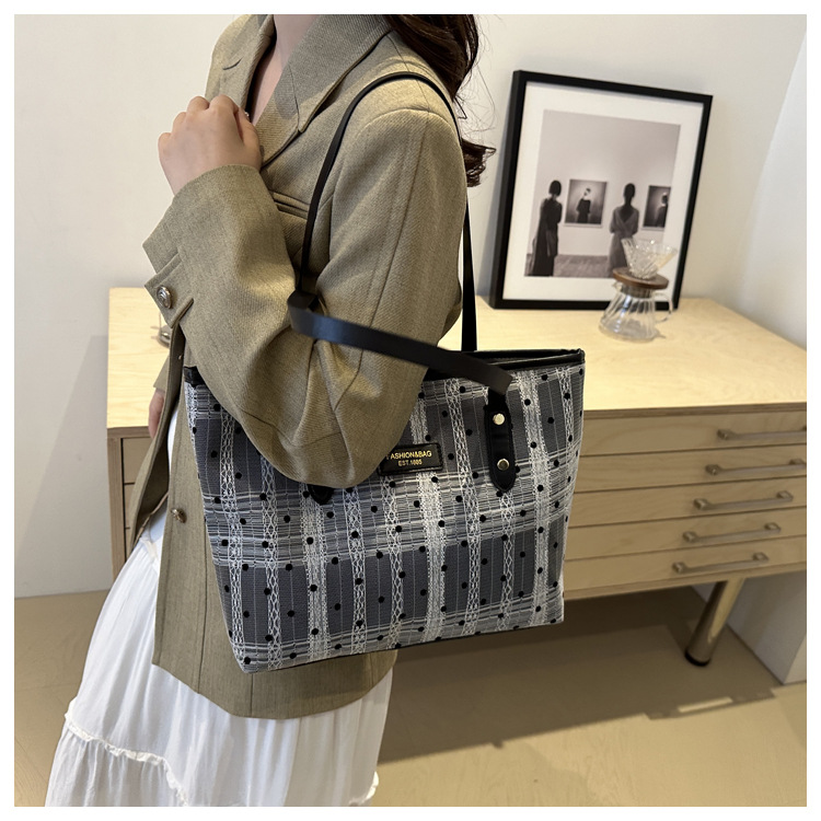 Fashionable large-capacity tote bag for women, new autumn 2024 collection, casual retro single-shoulder bag, commuter handbag, cross-border bag undefined