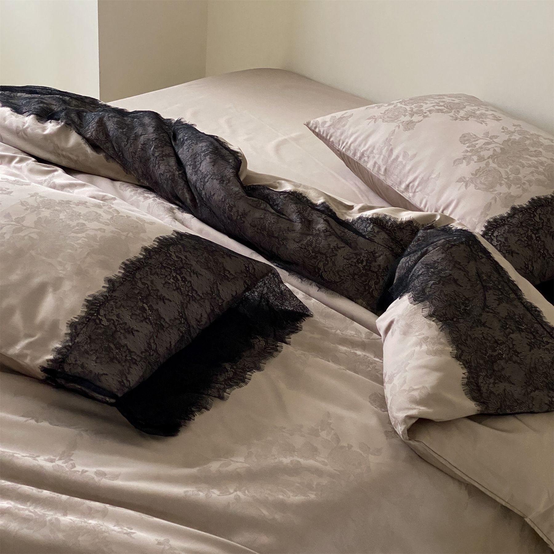 Nordiskt boho bäddset i bomullsjacquard med spetskant_voghion.com
