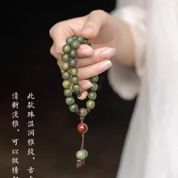 Rosary with round beads green sandalwood