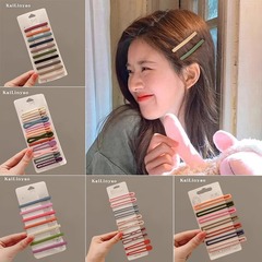 ヘアピンの女性の側の前髪の額が壊れています。