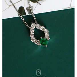 S925纯银镀金点翠珠宝感流线钻祖母绿项链吊坠女款微镶细致礼物