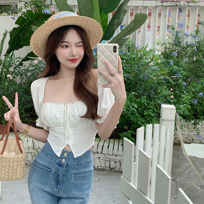 Attack on Sweet Girl. the Version Has No Exaggerated Design. the French Square-Neck Short-Sleeved Top and Puff-Sleeved Shirt