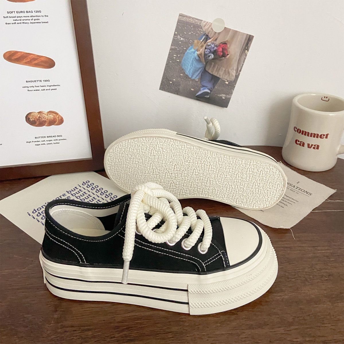 여성을위한 밀키 화이트 신발 2025 새로운 가을 얇은 통기성 신발 두꺼운 밑창 캔버스 신발 학생 다목적 운동화