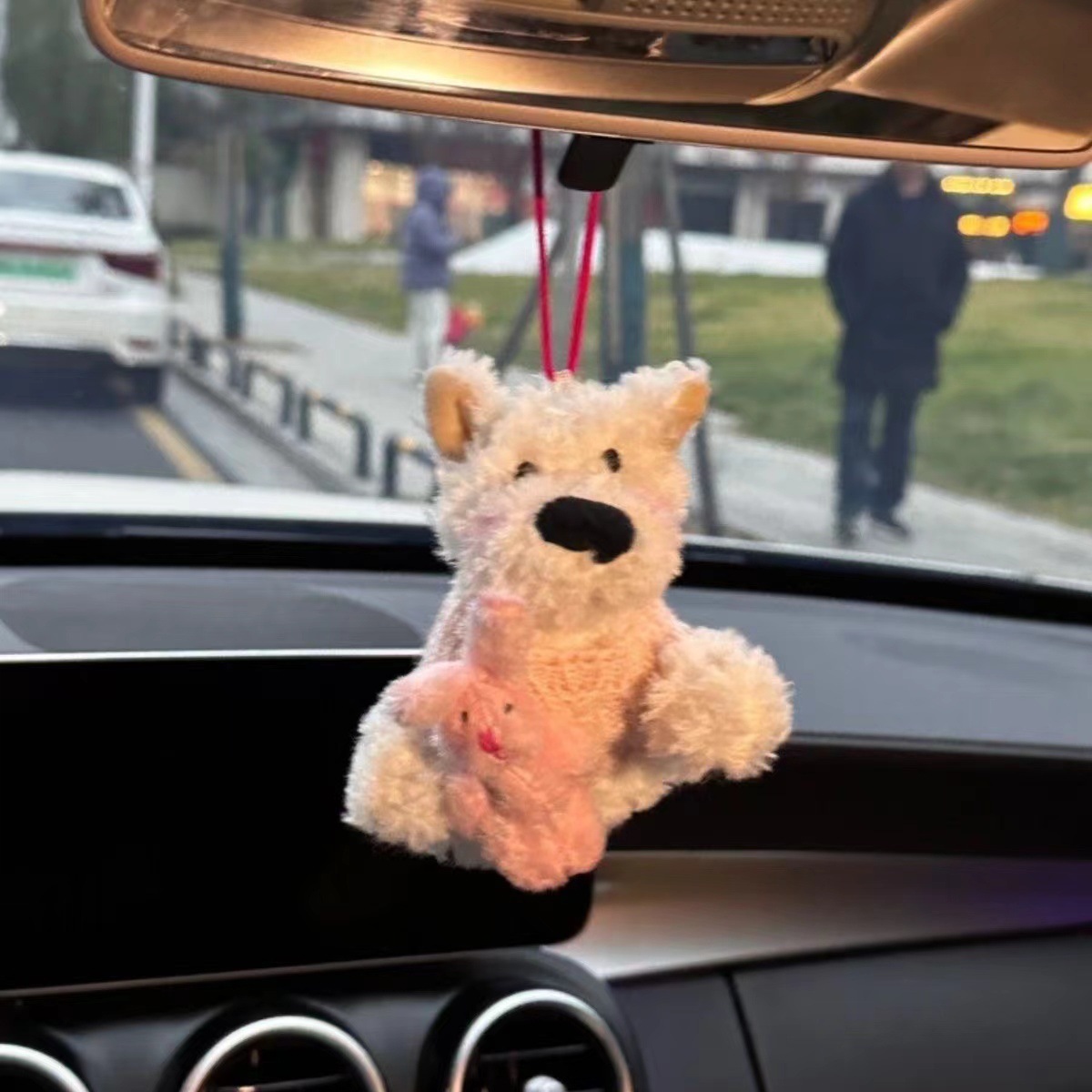 Lindo cachorro garabateado West Highland coche colgante decoración pantalla consola central accesorios de coche adornos de felpa
