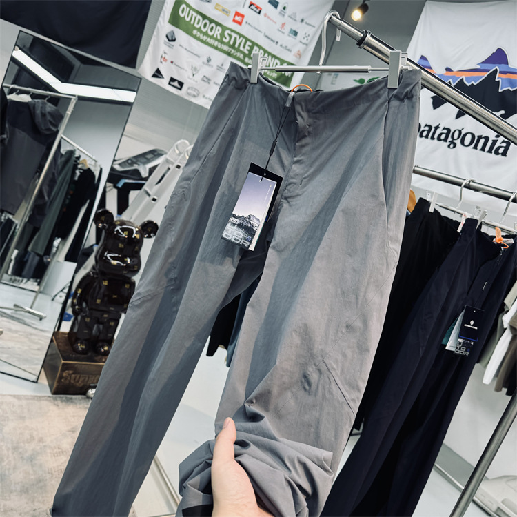 Herrenbekleidung: Nahtlos geklebte, dreidimensionale Schnittführung, schnelltrocknend, atmungsaktiv, wasserabweisend, leichte, konisch zulaufende Freizeithose für Herren in Vierwege-Stretch_voghion.com