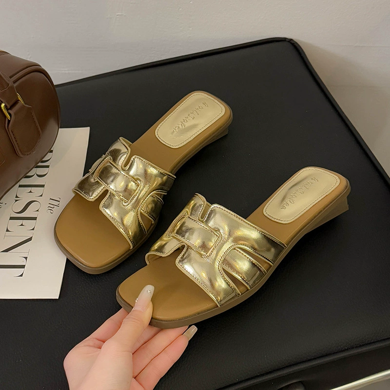 Женские плоские шлепанцы лето 2025, модные универсальные повседневные сандалии, стильные трендовые шлепанцы