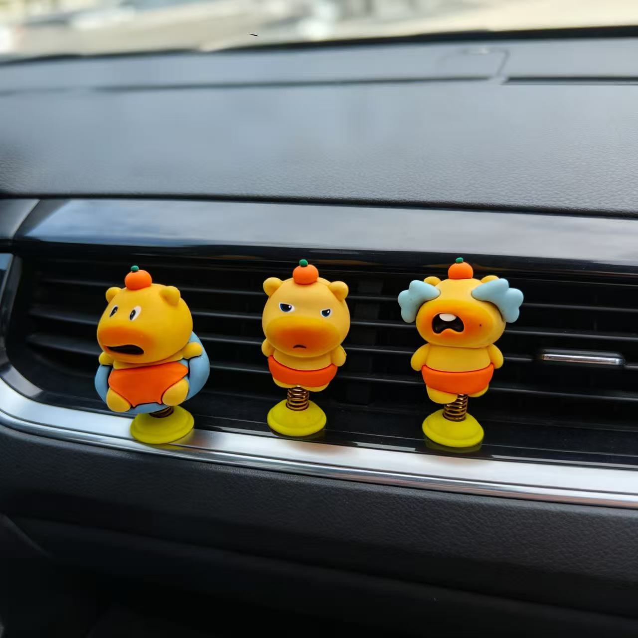 Super sweet capybara little Lulu car ornament, cartoon spring bouncy toy, car dashboard decoration, in stock