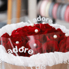 Simulated flower bouquets with pearl embellishments, flowers decorated with pearl chains, flower arrangement accessories for boutiques, floral craft materials and wholesale supplies.