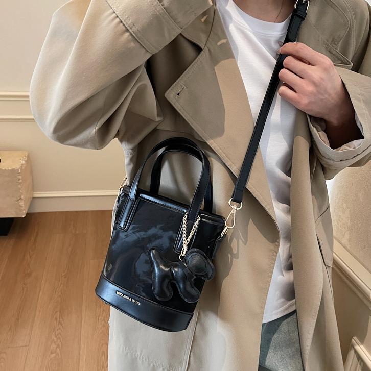 Bolso de tendencia explosiva para mujeres 2025 nuevo estilo versátil bolso de hombro simple de alto nivel nicho bolso de cubo