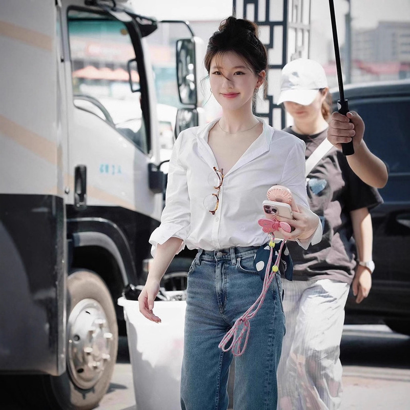 Xu Liangyao, Zhao Lusi, and Xu Yan Wear the Same Style of Clothes, White Shirts, Feminine Casual Professional Tops for Spring and Autumn