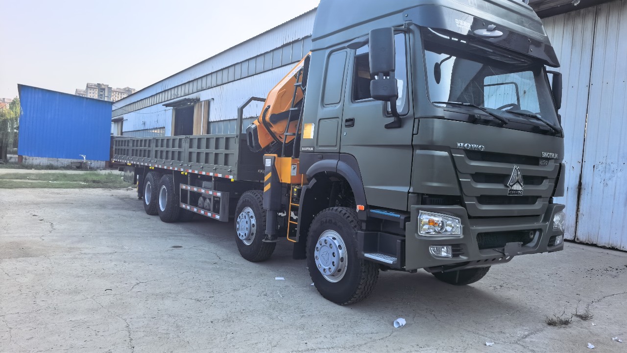 Manufacturer of cross-border HOWO dump trucks, construction waste transporters, rear-tipping dumpers, and crane-equipped transport vehicles