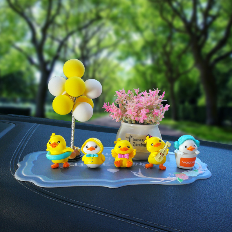 Nuevo adorno de coche creativo rojo neto dibujos animados pequeño pato amarillo adorno de coche consola central lindo lindo pato recto