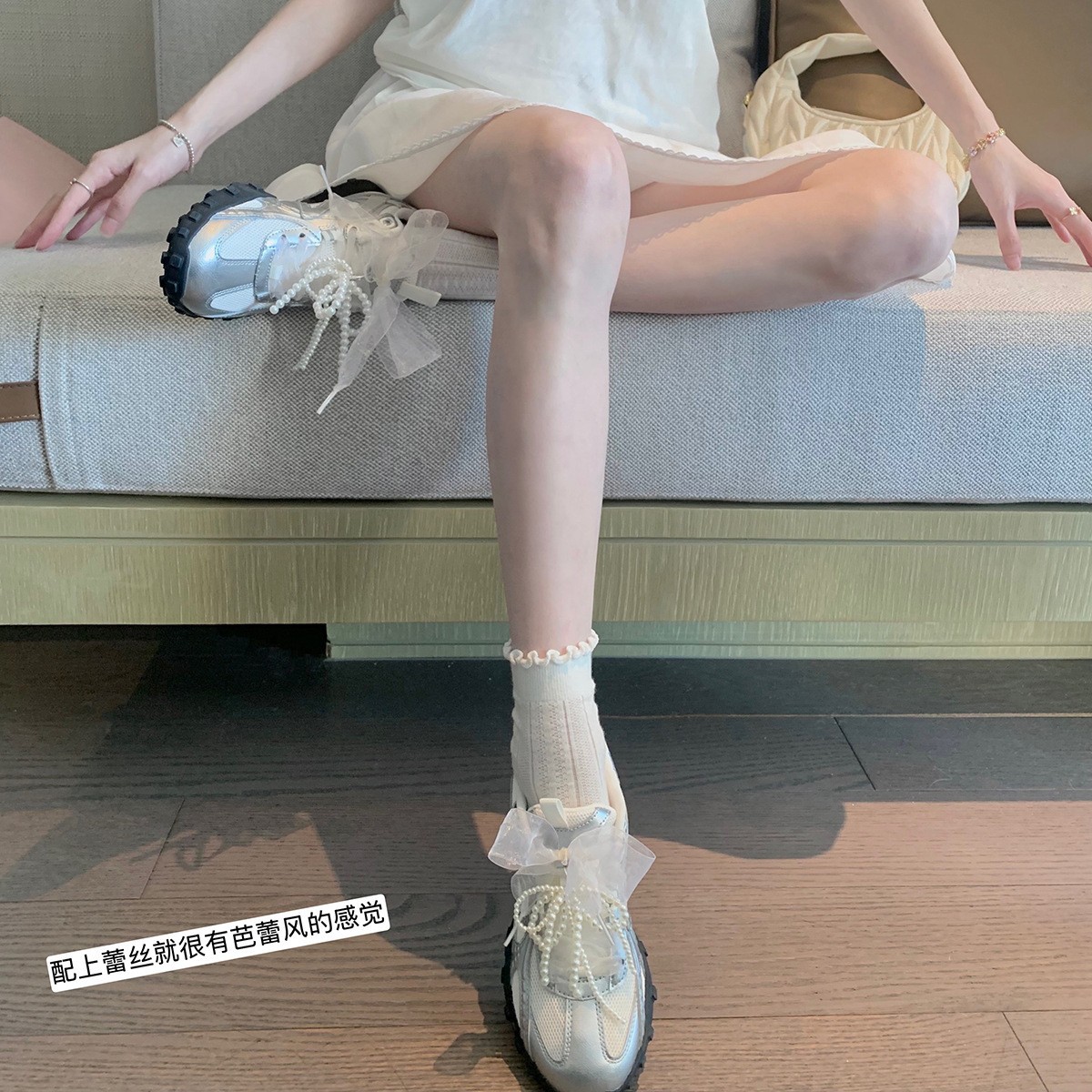 Versión de piel de vaca de la uva de la misma luz de la luna QiMeng redujo la edad de la perla arco de lazos casuales zapatos de entrenamiento de mujeres