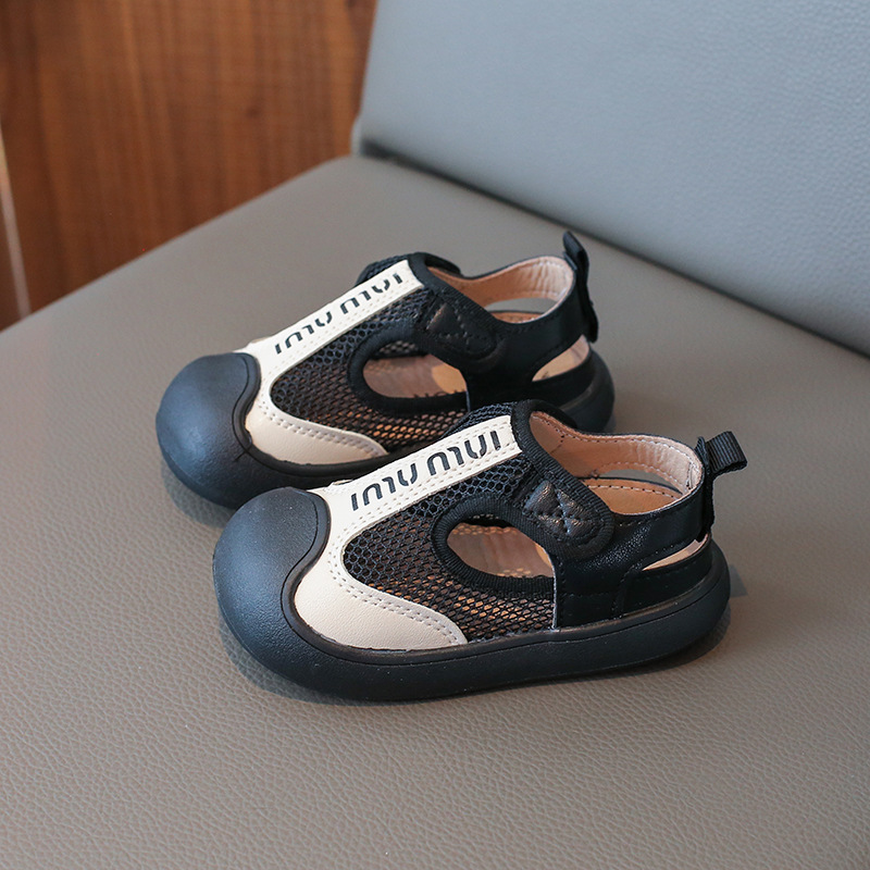 Sandalias para niños verano 2026 nuevo estilo de zapatos de playa para niños y niñas anti-patas anti-deslizante zapatos de suela suave para niños pequeños