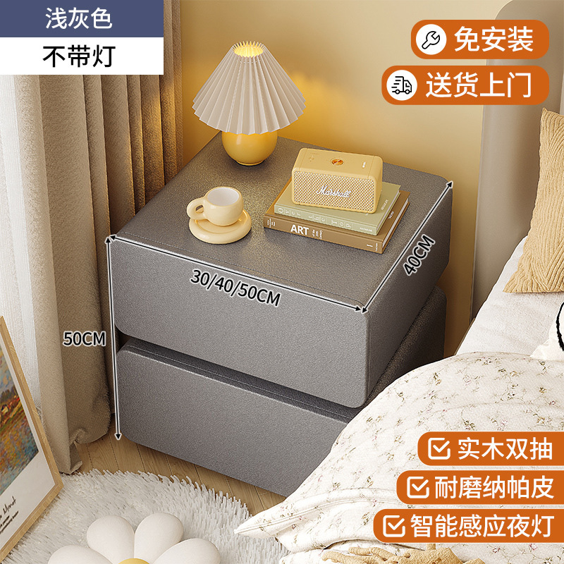 Mesita de noche suspendida, estilo crema, madera maciza con luz, dormitorio doméstico minimalista, sentido de alta gama, armario de almacenamiento junto a la cama, simple y moderno