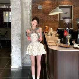 甜辣妹kt猫印花吊带连衣裙女新款修身收腰短裙设计感显瘦蛋糕裙子