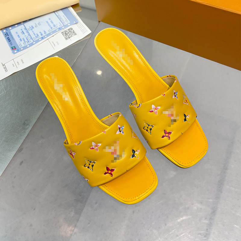 Sandalias casuales de moda europea y americana 2025 nuevas zapatillas de cuña en relieve de moda de cuero mujer playa transfronteriza 8,5 cm