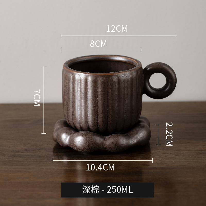 Taza de café de alto valor francesa de estilo europeo, diseño de lujo ligero, combinación de tazas y platillos para el hogar, personalidad de alta calidad, taza de té de la tarde