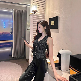 Designed Slim-Fitting Sleeveless Vest for Women, High-End Elegant, Waist-Cinching, Buttoned, Fashionable and Versatile Bottoming Top