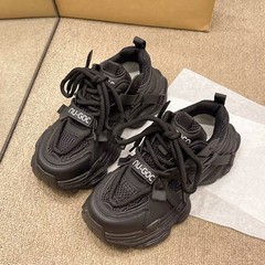 ネットの赤い爆発の厚い底のお父さんの靴の女性の小さい背は高いです。