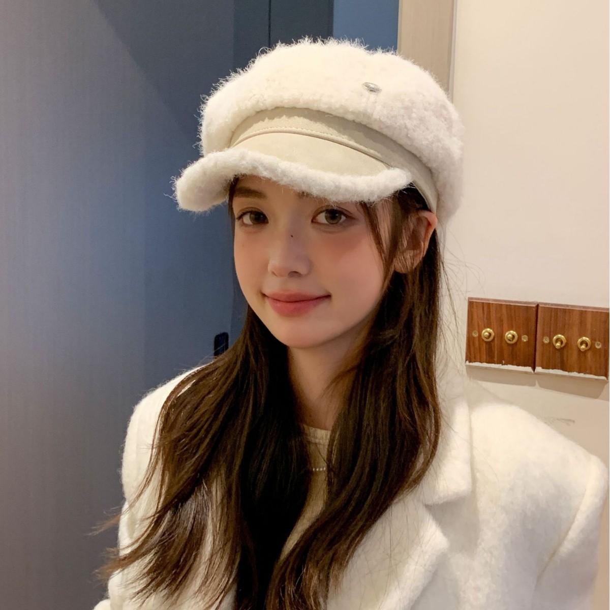 가을, 겨울 새로운 스타일 여성 양고기 벨벳 따뜻한 방풍 팔각형 모자 유행 금속 라운드 라벨 가죽 브림 모피 가장자리 오리 모자