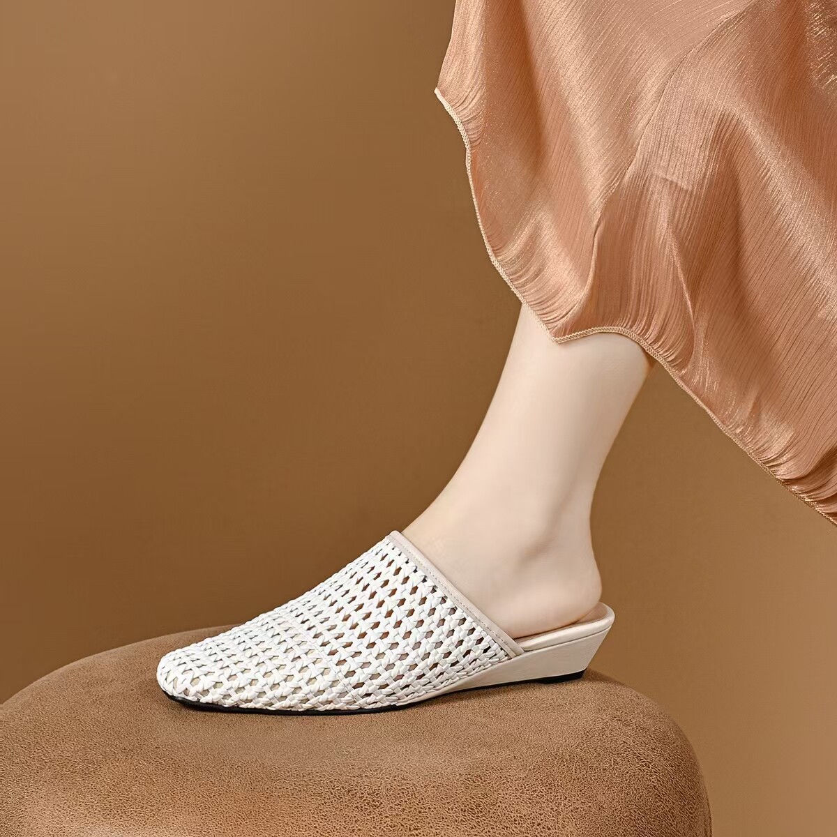 Dép sandal nữ da mềm mũi tròn quai chữ V đế bệt chống trượt — màu trắng ngà chi tiết 6