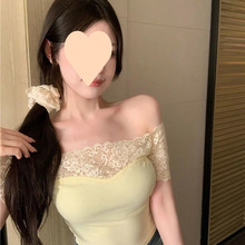 纯欲蕾丝拼接一字肩针织上衣女夏季辣妹露肩修身收腰别致绝美恤