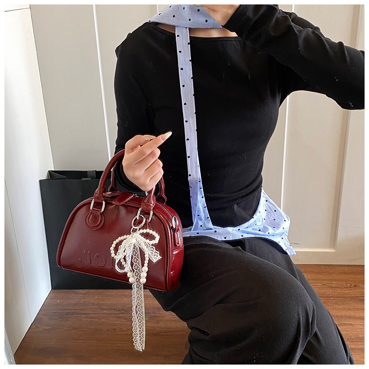 This year, Korean-style, stylish and simple hand-held bags with niche designs are in vogue. These are fashionable summer underarm bags for women's commuting undefined