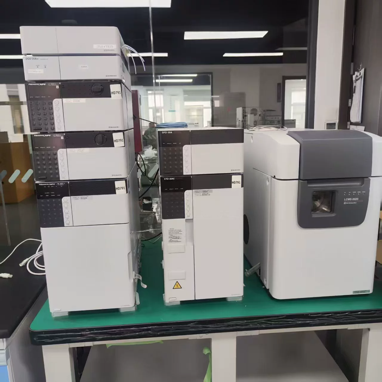 Использовался инструмент Shimadzu LC-MS Shimadzu 20A для жидкостной фазы + LCMS2020 для масс-спектрометрии.