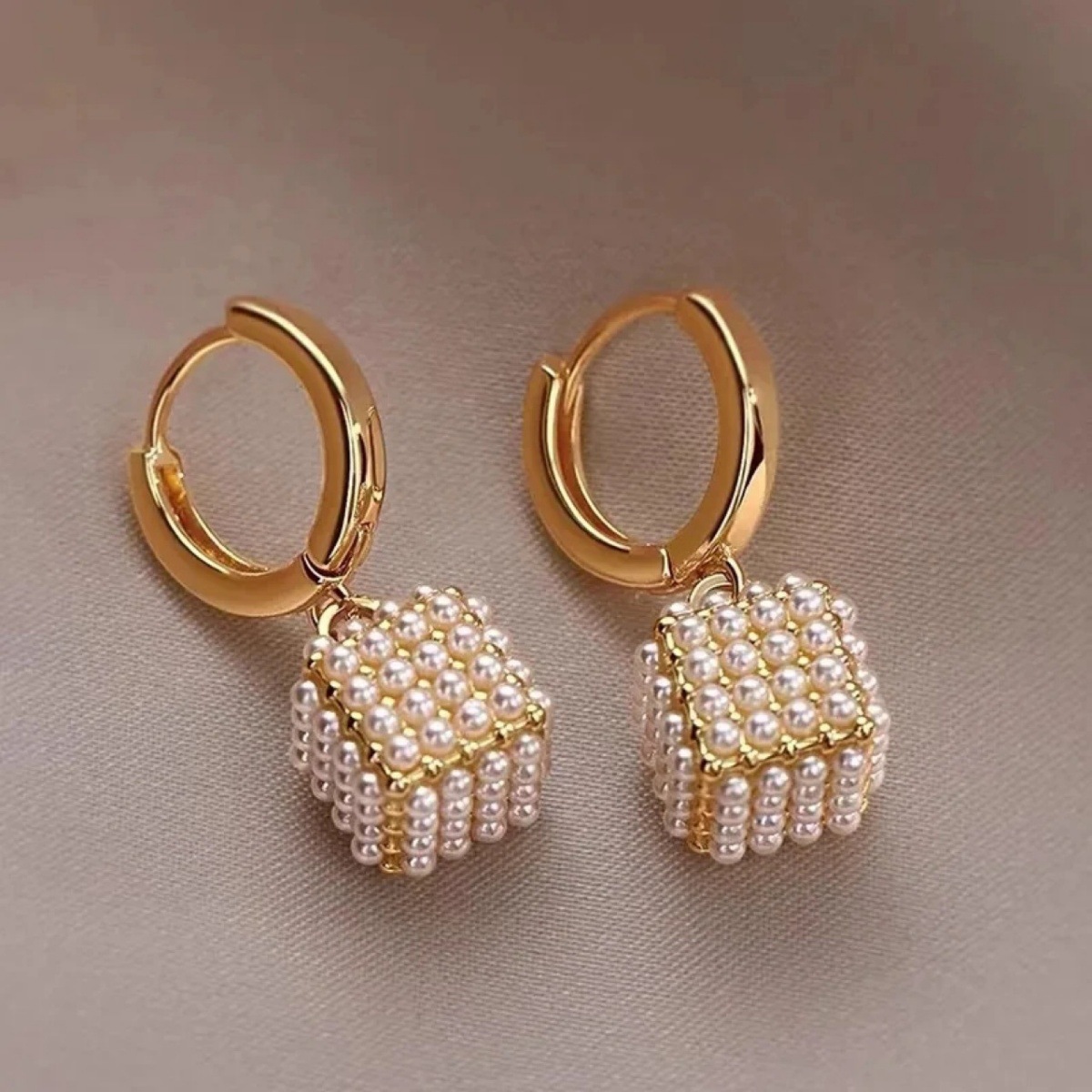 Retro en forma de C cuadrado gancho de perla estilo francés elegante medieval diseño geométrico pendientes de nicho cortesano pendientes