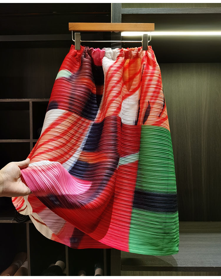 Chân váy midi xếp ly in họa tiết đối lập, cạp chun co giãn, dáng suông nhẹ — xám xanh, xanh lam, đỏ xanh chi tiết 10